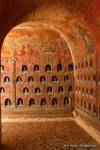 Piccole nicchie con centinaia di Buddha Monastero Shwe Yan Pyay, lago Inle, Birmania.