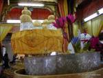 Shapeless Buddha, rivestito in foglia d'oro da parte dei fedeli, Phaung Daw Oo Pagoda, Lago Inle, Birmania.