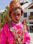 Il ragazzo in abito di festa, il giorno in cui diventerà un monaco, Daw U Pagoda Phaung Kyaung, lago Inle, Birmania.