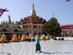 Vista Daw U Pagoda Phaung yosqson dalla sua terrazza, lago Inle, Birmania.