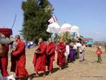 Processione di monaci in rosso, Taung A, lago Inle, Birmania.