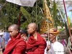Doorure su palanchino e rasato monaci processione Taung Per lago Inle, Birmania.