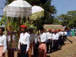 La sfilata reliquia e processionaria in Taung A, lago Inle, Birmania.