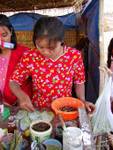 L'abito fiorito del giovane mercante di betel lago Inle, Birmania.
