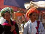 Burmese indossare copricapi mercato Pao, lago Inle, Birmania.