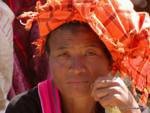 Lo sguardo di donna pensosa Pa-o, lago Inle, Birmania.