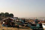Barche nel porto di Mandalay, Birmania.