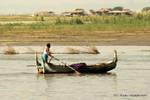 Passando remi, fiume Ayerwayadi, Mandalay, Birmania.