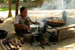 Cucina all'aperto, Mingun, Mandalay, Birmania.