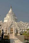 Pagoda Myatheindan o Hsinbyume, costruita nel 1816, Mingun, Mandalay, Birmania.