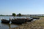 U Bein Bridge e barche tradizionali ormeggiate, Lago Taungthaman, Mandalay, Birmania.