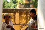 Sorrisi femminili, Maha Aung Mye Bonzan, Mandalay, Birmania.