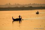 Barche all'alba su Ayeyarwady, Mandalay, Birmania.