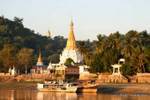 Arrivo al porto di Sagaing, Birmania.