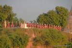 Statue in fila su un promontorio, Sagaing, Birmania.