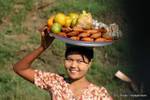 Venditore di frutta durante una sosta, Mandalay, Birmania.