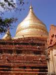 Mahamuni Pagoda, che si affaccia sul stupa dorato, Mandalay, Birmania.