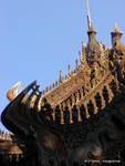 Dettaglio tetto intagliato con motivi mitici, Schwenandaw seno-Taung, Mandalay, Birmania.