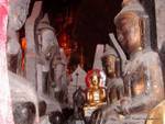 Doppia fila di Buddha faccia a faccia Schwe Umin Cave (Golden Cave), Pindaya, Birmania.
