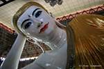 Reclining vista frontale Buddha, Kyaukhtatgyi pagoda, Yangon, Birmania.