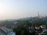 Veduta della città giardino e Shwedagon Pagoda, Rangoon, Birmania.