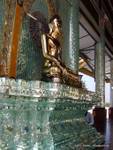 Buddha in un ambiente kitch moderno, Shwedagon Pagoda, Yangon, Birmania.