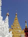 Pyatthat decorato con una struttura dorata, Shwedagon Pagoda, Yangon, Birmania.