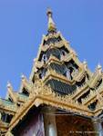 Bella architettura di un tetto Pyatthat coronata da un Taing ubriaco, Shwedagon Pagoda, Yangon, Birmania.