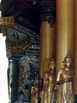 Colonne e in piedi Buddha in un tempio di Shwedagon Pagoda, Yangon, Birmania.