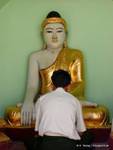Uomo di preghiera, Sule Pagoda, Yangon, Birmania.