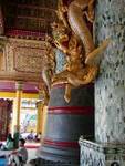 Animali fantastici intagliati e campana Maha Gantha, Shwedagon Pagoda, Rangoon, Birmania.