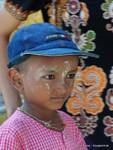 Gli occhi abbagliati del thanaka bambino, Yangon, Birmania.