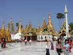 Di fronte al tempio di Mahabodhi, Shwedagon Pagoda, Rangoon, Birmania.