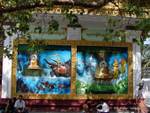 Rilievo murale raffigurante scene della vita di Buddha, Shwedagon Pagoda, Rangoon, Birmania.
