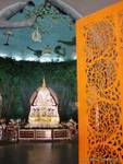 All'interno della pagoda Maha Wizaya, Yangon, Birmania.