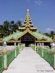 Pagoda all'angolo di Old Street e gyár Tawya Yay Tar Shay Street, Yangon, Birmania.