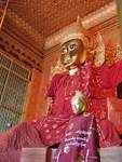 Buddha in abito rosso nella pagoda, all'angolo della vecchia Yay gyár Tawya e Tar Shay St., Rangoon, Birmania.