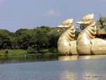 Davanti alla sala Karaweik Kandawgyi Lake, Yangon, Birmania.