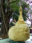 La riproduzione della famosa roccia d'oro, Rangoon, Birmania.