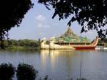 Karaweik replica di birmano chiatta reale su Kandawgyi Lake, Yangon, Birmania.