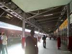 Treno ad Mandalay dalla stazione di Yangon, Birmania.