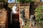 Buddha in una pagoda di mattoni ben tenuto, Sankar, Birmania.