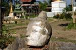 Testa di pietra tagliata, isolata sul sito archeologico di Sankar, Birmania.