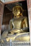 Golden Buddha seduto, saltando i gatti monastero Nga Phe Chaung, lago Inle, Birmania.