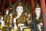 Gruppo Buddha al centro di Nga Phe Chaung Monastero, Lago Inle, Birmania.