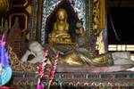 Un altro Buddha sdraiato ornate Nga Phe Chaung Monastero, Lago Inle, Sagar, Birmania.