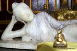 Marmo bianco Buddha reclinato Nga Phe Chaung Monastero, Lago Inle, Sagar, Birmania.