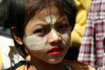 Ragazza viso indossando thanaka, Pekon Sagar, Birmania.