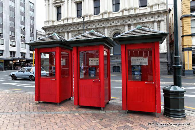 Cabine telefoniche rosse sulla Borsa, Dunedin, Otago - Nuova Zelanda