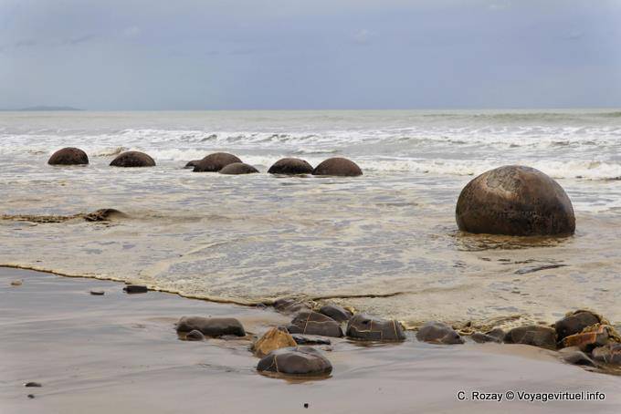 Sulla Koekohe spiaggia, Moeraki Boulders Scenic Reserve, Otago - Nuova Zelanda